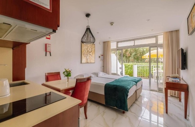 Praia da Oura Serene Coastal Retreat with Ocean Views! Free Parking, Pool!