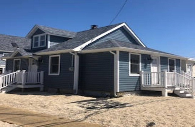 PREMIER HOST - 3 BR Candy Apple Cottage, Pool Access, Walk to Beach