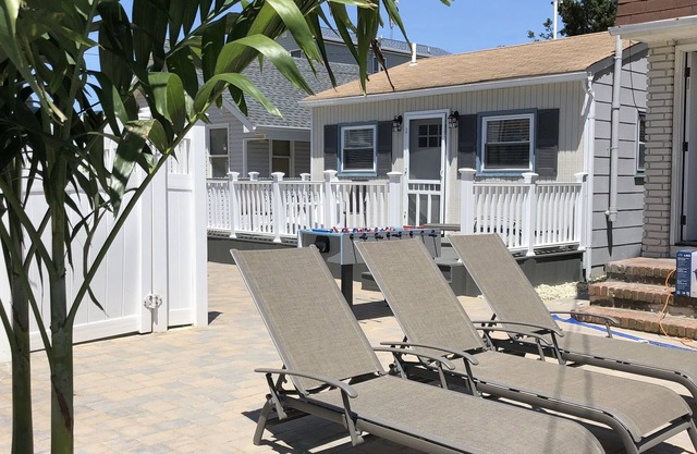 PREMIER HOST LISTING - 2 BR Private Cottage, On Site Pool, One Block to Beach !