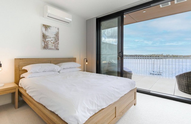Premium 2-Bed Bayside Unit with Ocean Views