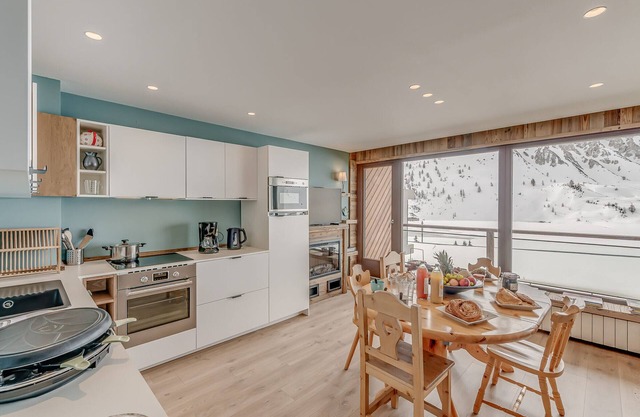 Premium apartment for 6 with balcony and stunning views, hotel services included