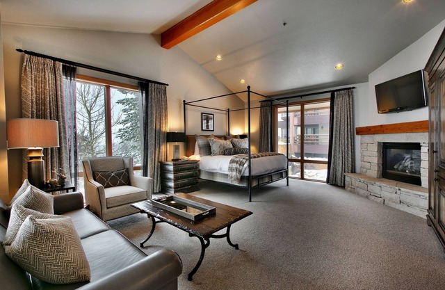 Premium Luxury Three Bedroom Suite with Two Hot Tubs 3 Apartment Hotel by RedAwning