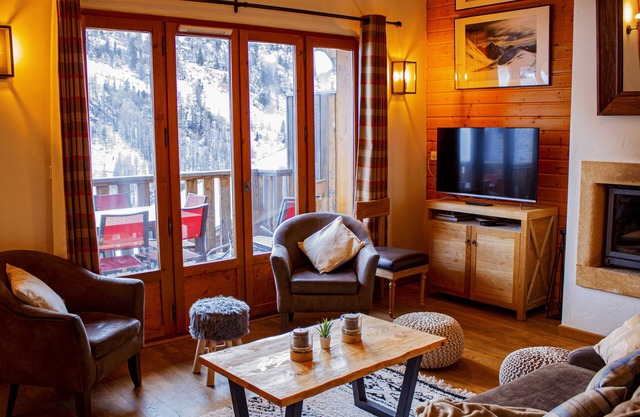 Premium mountain chalet, sleeps 10, Internet, Private garage