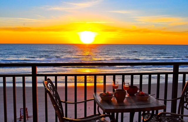 Premium Oceanfront Condo, Private Balcony & Beach, 130 straight 5 Star reviews