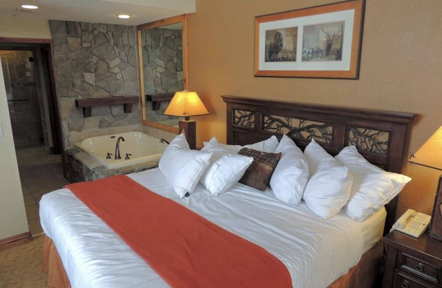 Presidential 4 bedroom suite with hot tub