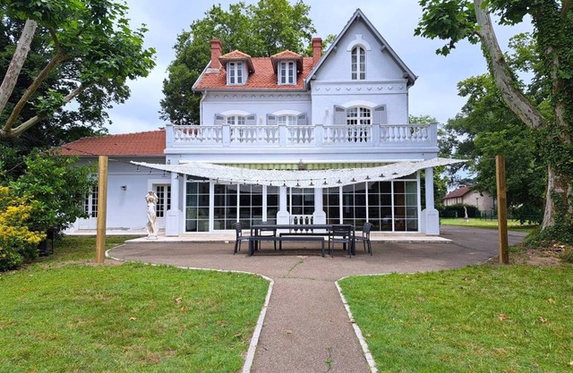 Prestigious house with swimming pool just minutes from the ocean