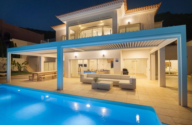 Prestigious top level villa with pool and spectacular sea views!