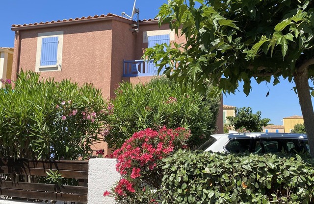 Pretty air-conditioned villa in a residence 5 minutes from the beach and 10 minutes from the center.