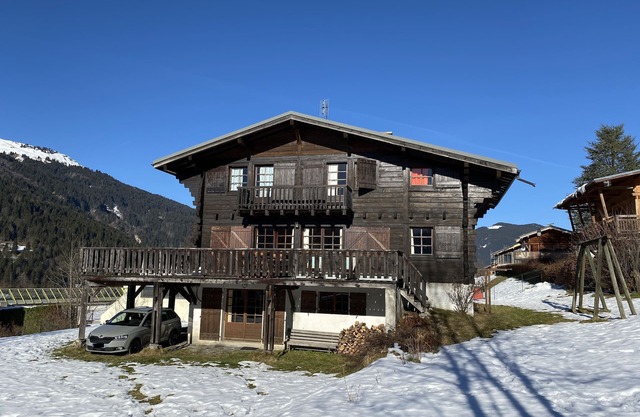 Pretty Savoyard wooden chalet, 5 minutes from the village center, south-facing terrace
