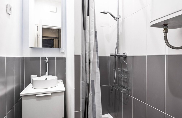 Pretty studio Batignolles - Civil lease