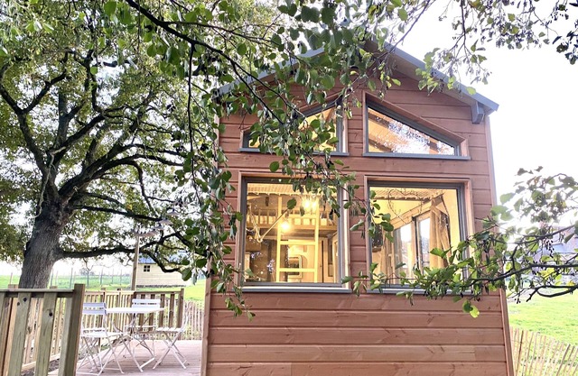 Pretty Tiny House under the big trees, near Puy du Fou swimming pool!
