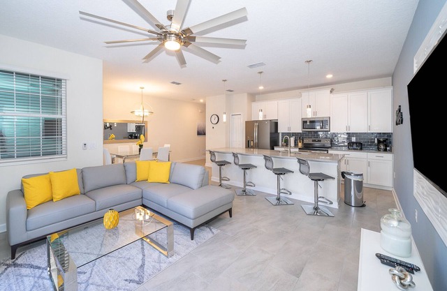 Pretty Townhouse 4Bed/3Bath/Pool/5Min Disney