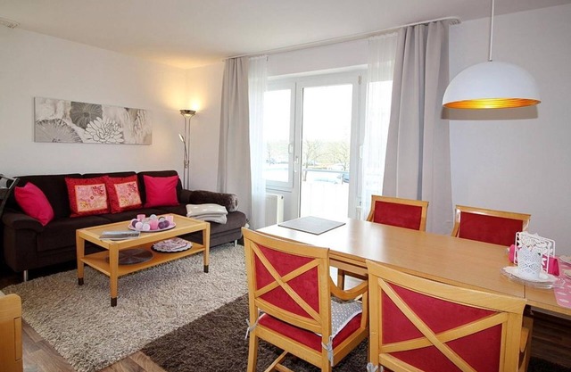 Pretty vacation apartment by the sea with balcony and view of the green North Sea dike - Hus