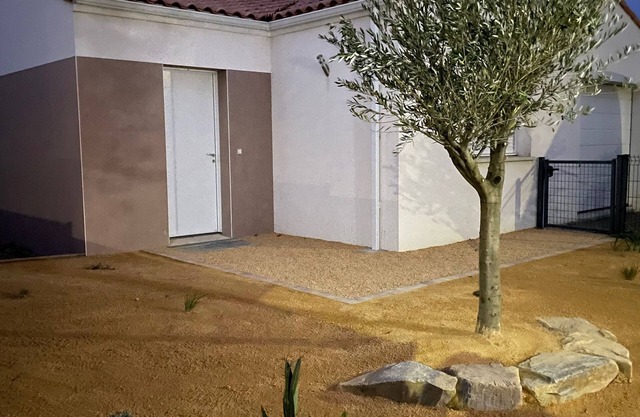 Pretty "villa des amarelles" sleeps six, 5 minutes from the beach