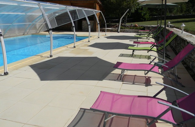 Pretty wooden houses, large swimming pool, guaranteed relaxation