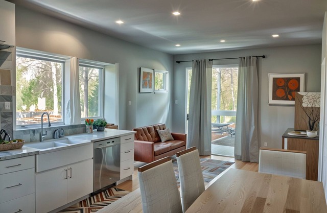 Prime Hollywood 5BR Townhouse & Family Getaway with AC Comfort & Free WiFi