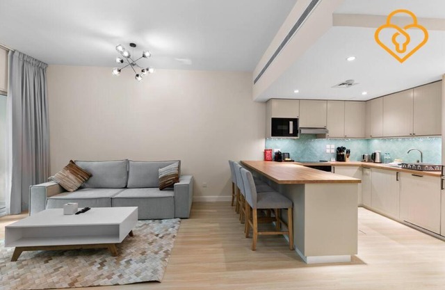 Prime Location, Great Value 1 BR Apt near MOE, Greens