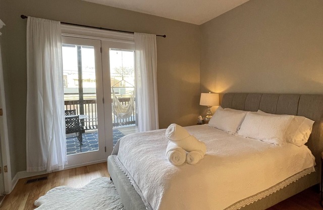 Prime Location! Modern 3 Bed 3 Bath Rental in Chicago