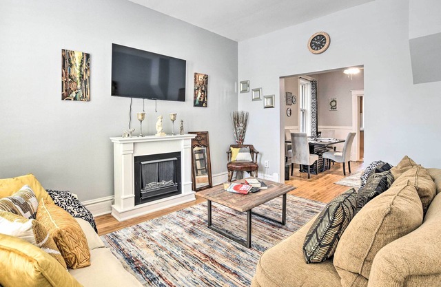 Prime Location Old Town Chicago Townhome!