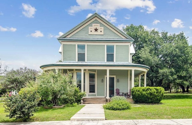 Prime location-Walk to food, Bars and Wineries!