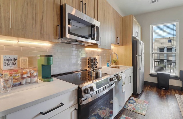 Prime Sleek Studio Near Q2 & Domain With Pool, Gym and Free Parking