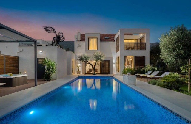 Prime Villa For Family With Swimming Pool