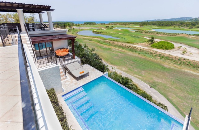 Pristine-Golf Course large luxury villa