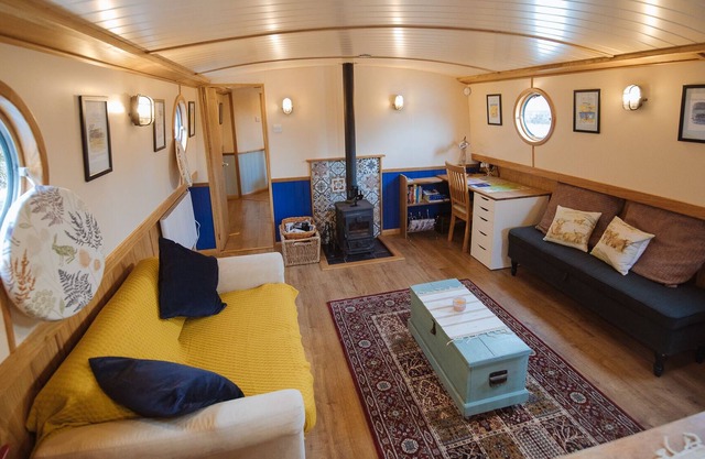 Pristine Houseboat in the City