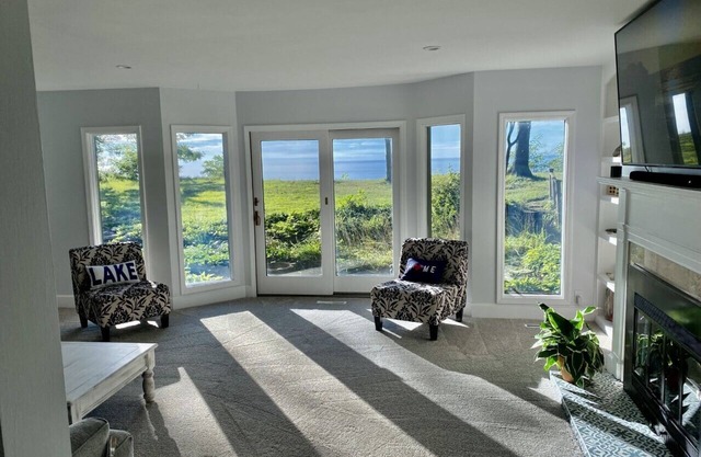 🌅Pristine Private Lakefront⛵️Hot Tub♨️, Fire Pit🪵, WIFI & AC! 🛥️