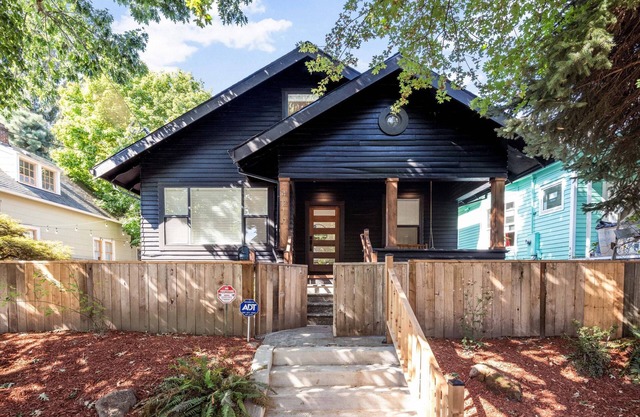 Pristine Renovation w/Epic Location, Pet Friendly, Fully Fenced, Hot Tub, Walk to Bars, Shopping