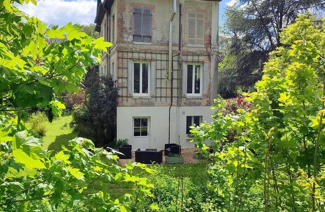 Private flat in 1803 house with 5 ha garden + woods, 30 mns drive from Honfleur.