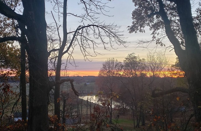 Privacy and breathtaking views on the highest point in Daviess County! So cozy!