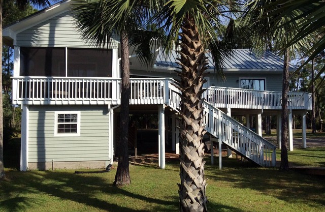Private 2.5 acre bayfront. KAYAK LAUNCH + boat slip. Thanksgiving week open 2025