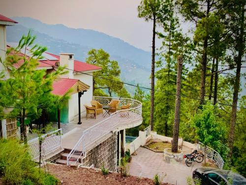 Private 3BR Cottage Kitchen, Lounge & Views