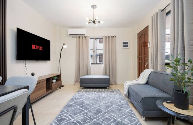 Private 3BR Townhome with WiFi, Washer and Free Parking in Central Cebu City