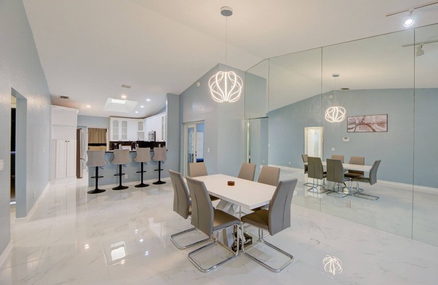 Private 4-bedroom/2-bath lakeview house w/air hockey/pool/ping pong table