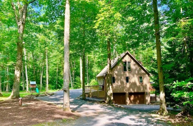 Private (5 Star AirBNB!) Lake Access Chalet w/ Hot Tub