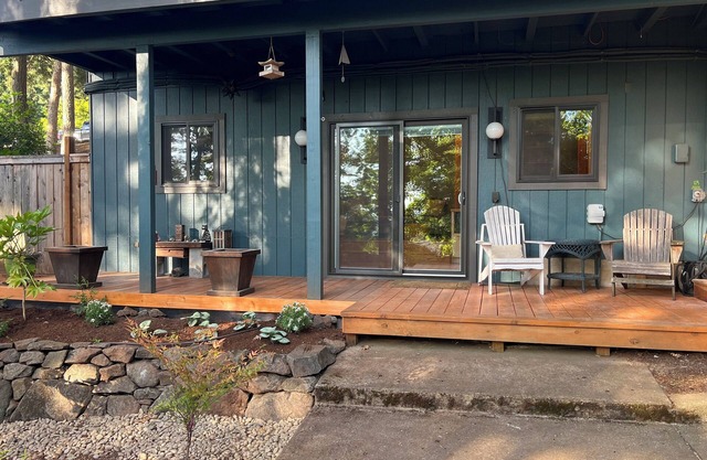 Private Apartment with Spa Bathroom - heated floors, jetted tub, wifi, kitchen