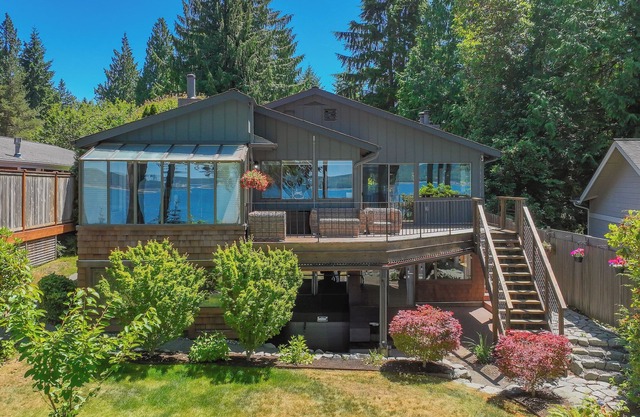 Private Beach in Little Norway, Hot Tub, 4000 sqft and more!