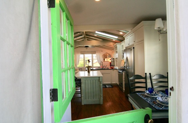 Private Beautiful Clean Beachy-Close to All Retreat