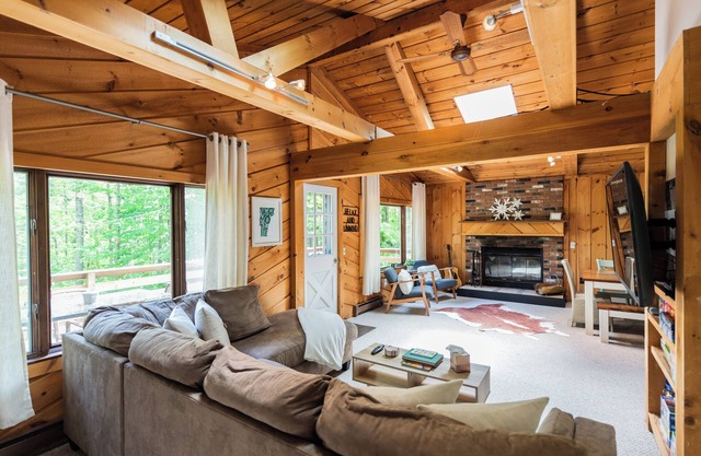 Private Chalet: walk to hiking/biking trails and golf course