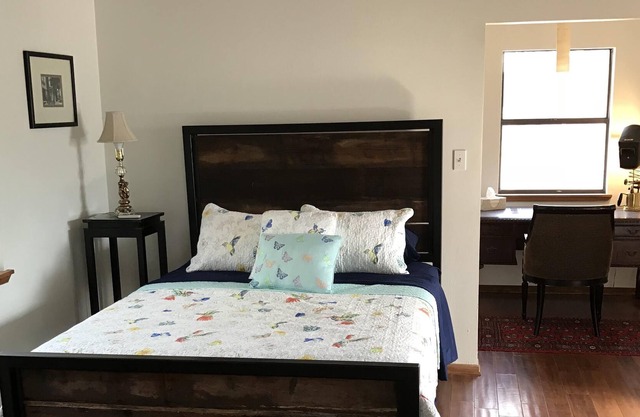PRIVATE & CLEAN The Artisan Villa close to Main Street Great Outdoor Area