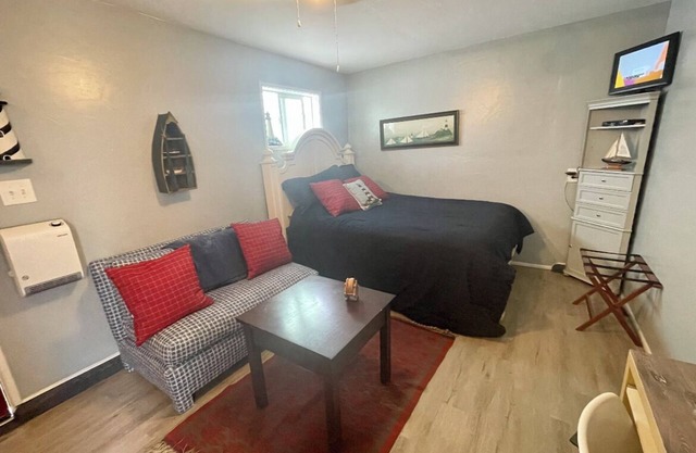 Private Coastal Studio Unit- Walk to Bay| Steps to Grocery, Transit, Restaurants