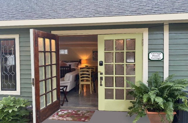 Private Cottage in Historic Downtown