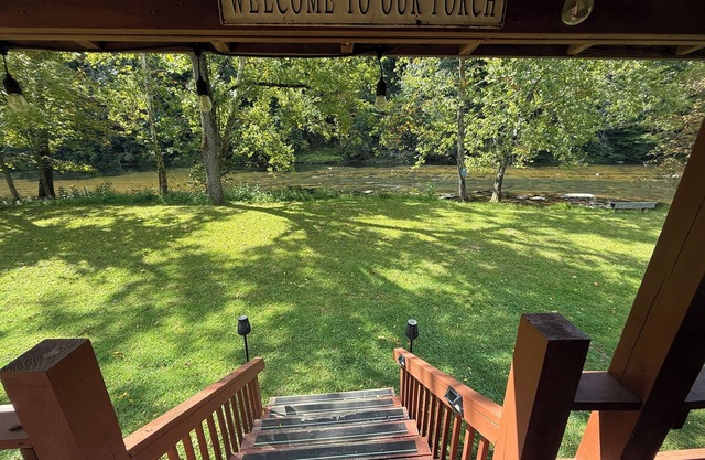 Private Creekside Cabin for 2; Hot Tub, Waterfall Hike, Wi-Fi, Fire Pit