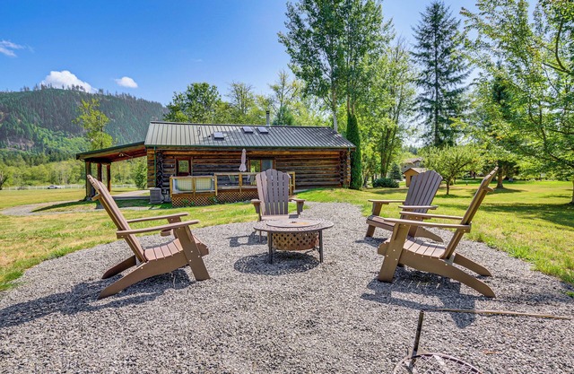 Private Deck: Dog-Friendly Arlington Cabin