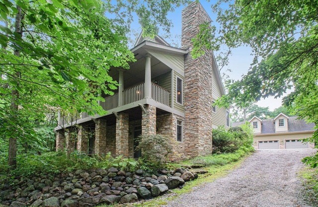 Private Forest Road to Upscale Lodge w/Hot Tub, Sauna, Golf Cart, Bocci Court