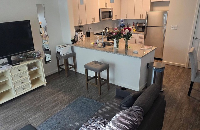 Private Furnished Room w/Parking near Downtown