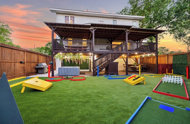 Private Gated Estate | Hot tub | Mini Golf | Theatre | Games