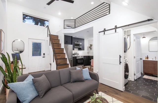 Private guest house, king bed, work-from-home friendly, fully equipped kitchen